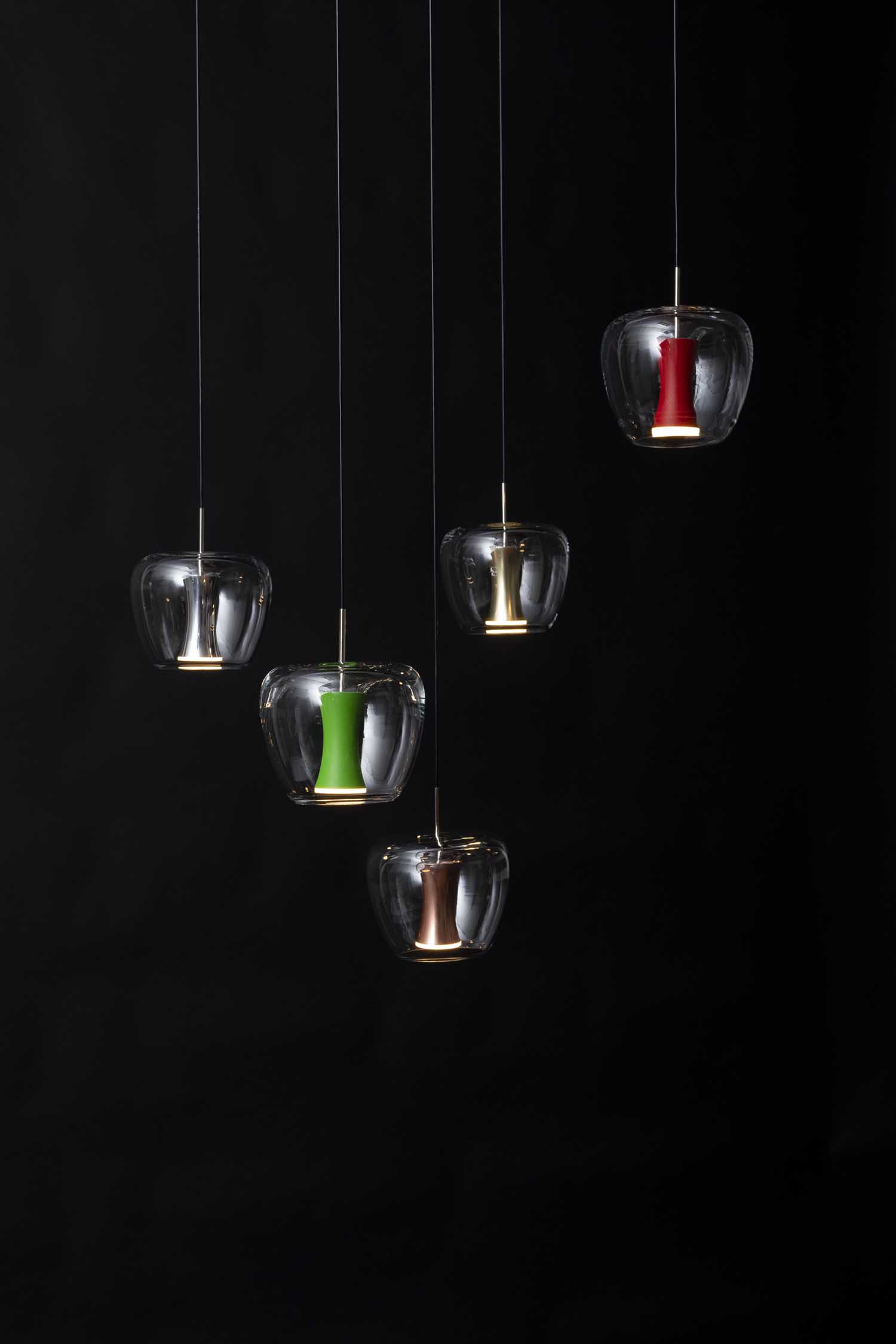 donkere foto met vijf moderne glazen lampen
