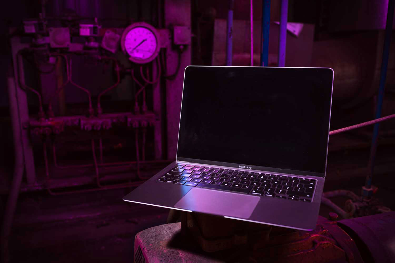 laptop met paarse, industriële achtergrond
