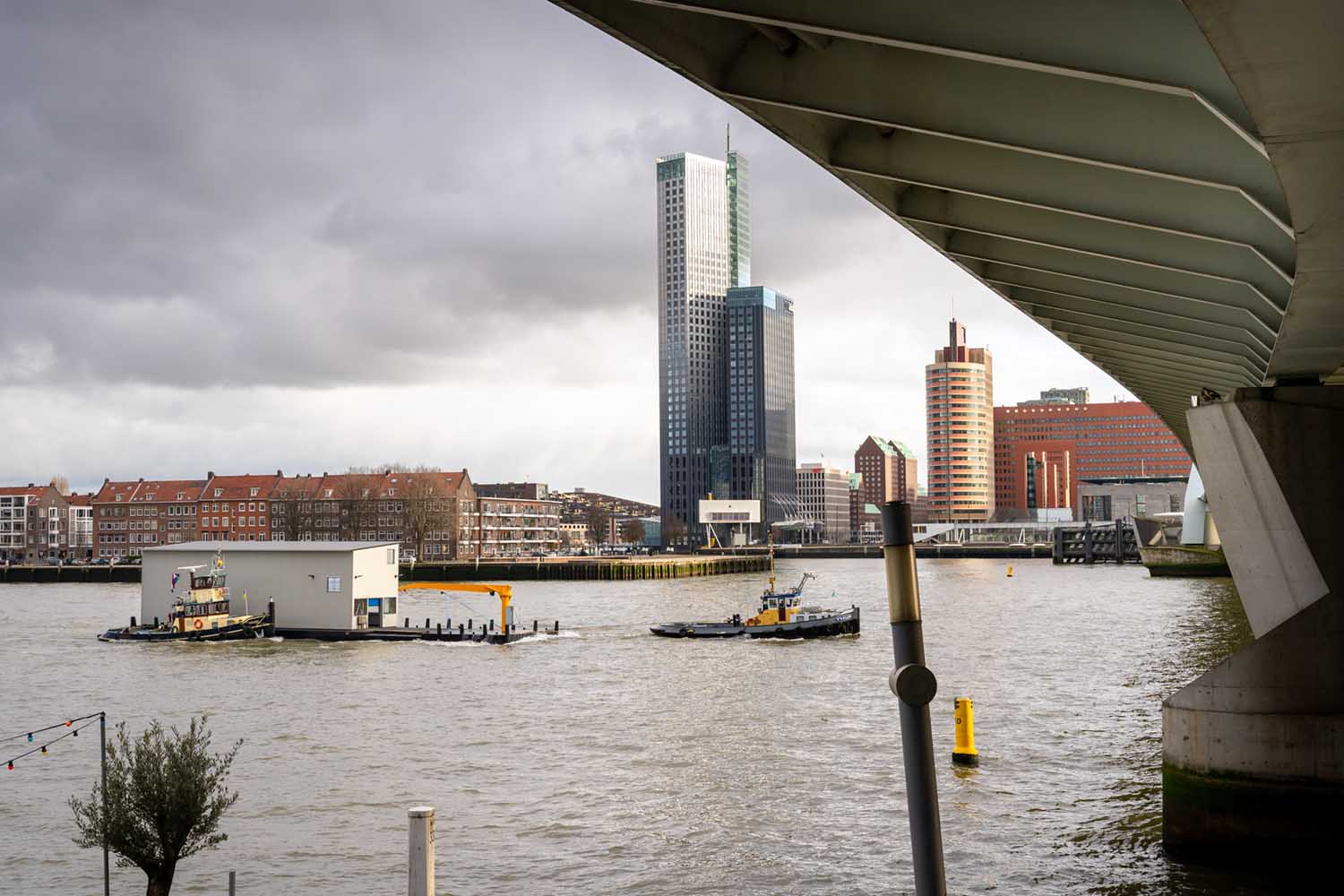 Foto van de Maas bij Rotterdam met sleepboot en ponton