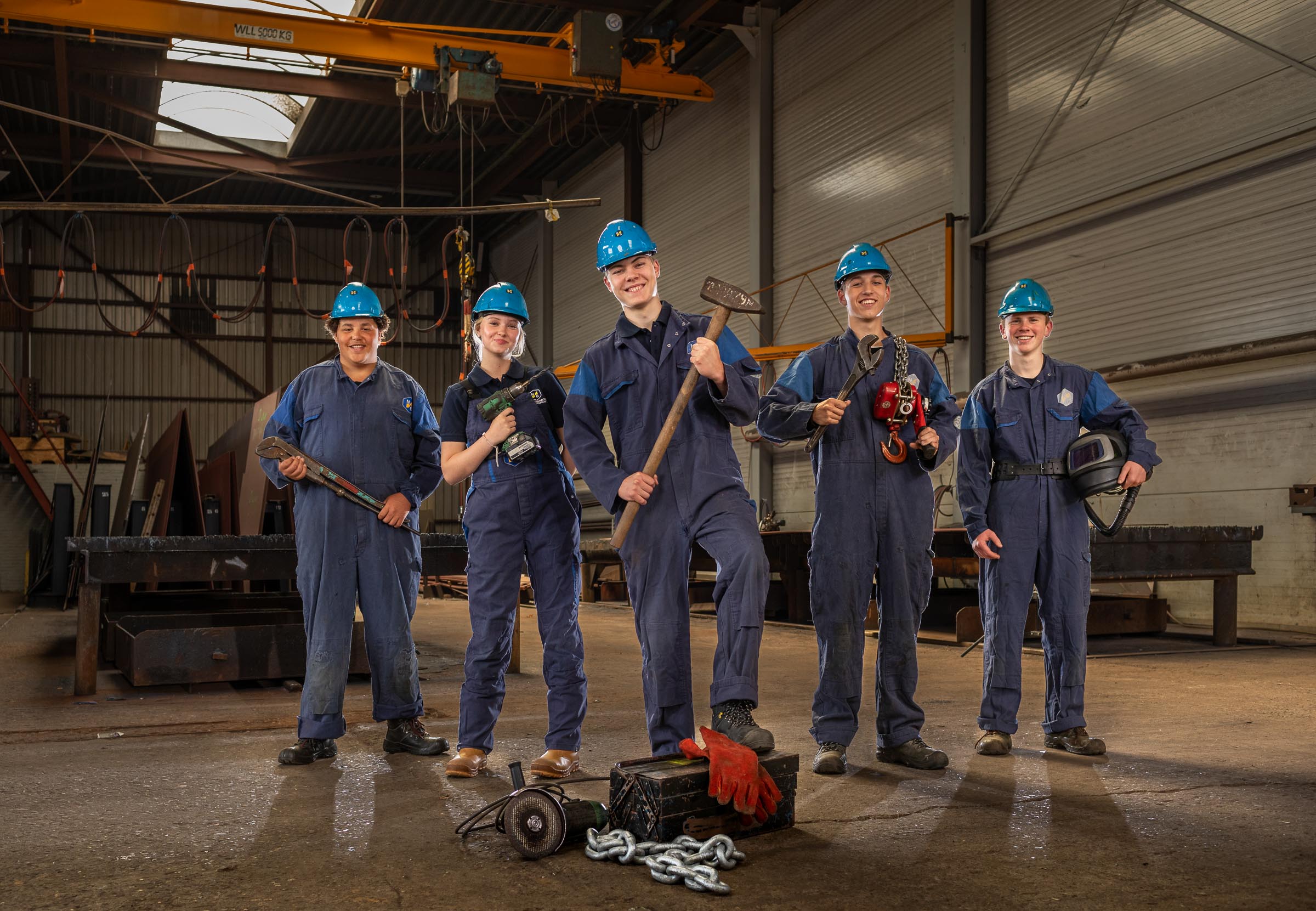 5 jongeren in kledij van scheepsbouwer Nieuwenhuijsen t.b.v. een campagne om meer jongeren aan te trekken voor werken in de scheepsbouw.
